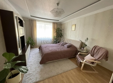 Zum Verkauf steht eine 2-Zimmer-Wohnung in der Dekabristiv-Straße mit Möbeln