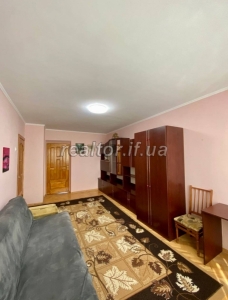 Zum Verkauf steht eine 2-Zimmer-Wohnung in der Mlynarska-Straße