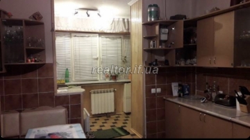Продається 2 кімнатна квартира поблизу центру в мало квартирному будинку по вулиці Купчинського