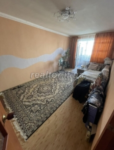 Продається 2 кімнатна квартира в гарному жилому стані в цегляному будинку по вулиці Коновальця в районі Велмарту