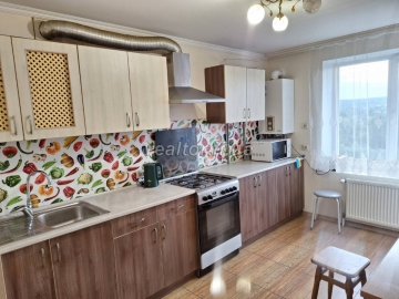 Zum Verkauf steht eine 2-Zimmer-Wohnung in einem neuen Wohngebäude in der Fedkovycha-Straße