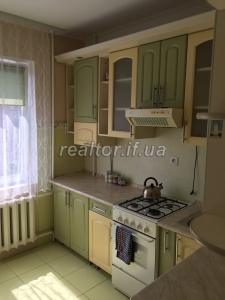 In der Mykolaichuka-Straße wird eine 2-Zimmer-Wohnung mit Möbeln zum Verkauf angeboten