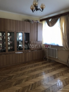  2 bedroom apartment for sale with a yard and a plot of land on Kobzarya Street in the village of Krykhivtsi