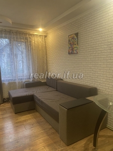 In der Bohdan Khmelnytskyi Street wird eine 2-Zimmer-Wohnung mit Möbeln und Geräten zum Verkauf angeboten