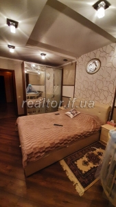 2-Zimmer-Wohnung mit Möbeln zum Verkauf im Stadtzentrum in der Khotynska-Straße