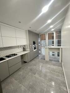 Renovierte 2-Zimmer-Wohnung zum Verkauf in der Sechenova-Straße im Wohnkomplex Parkova Aleya
