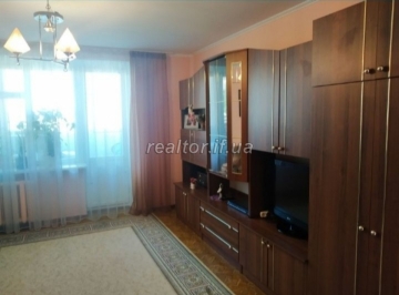Zum Verkauf steht eine 3-Zimmer-Wohnung in der Vovchynetska-Straße