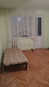 Продается 3-комнатная квартира на идеальном этаже по улице Карпатская в центральной части города.