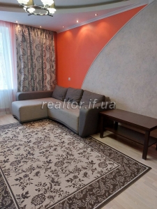 A 3-room apartment on Sheptytskyi Square with furniture and appliances is for sale