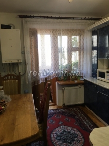 Продається 3 кімнатна квартира у просторому дворі по вулиці Надвірнянська