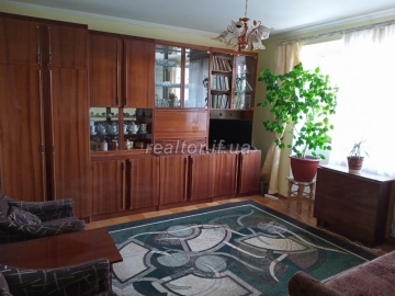 For sale 3 bedroom apartment in a large cozy yard on the street Novgorod