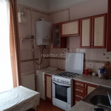 A 3-room apartment for sale in a Polish building in the Rynk district on Dnistrovska Street