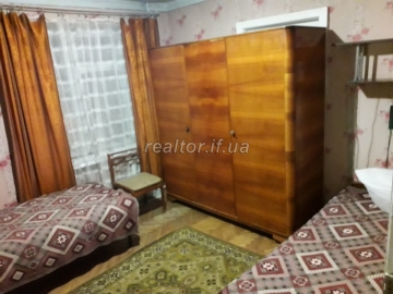 Продається 3 кімнатна квартира в центральній частині в цегляному будинку по вулиці Пулюя
