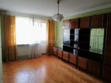 For sale 3 bedroom apartment in a green yard on Karparska street
