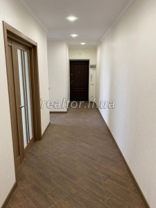 Продається 3 кімнатна квартира з коморою в новому будинку по вулиці Богдана Хмельницького в районі Велесу