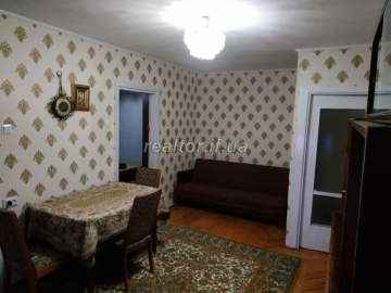Продается 3-комнатная квартира с косметическим ремонтом по улице Карпатская.