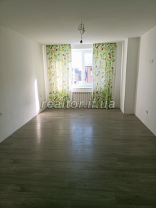 3-room apartment for sale with cosmetic repairs on Symonenko Street