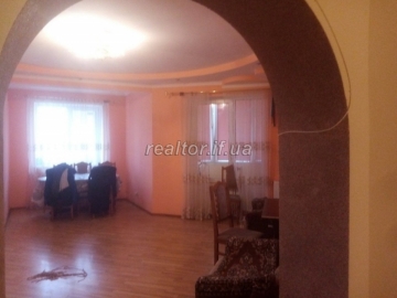 3-Zimmer-Wohnung zum Verkauf mit Renovierung und Möbeln in der Molodizhna-Straße