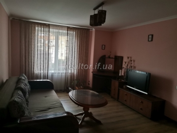 3-room apartment for sale with renovated furniture and individual heating on Mazepa Street