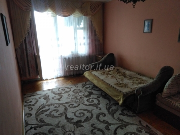 A 3-room apartment with three balconies and autonomous heating is for sale on Molodizhna Street