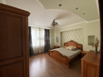 Продается 3 комнатная квартира с большой кухней по улице Троллейбусная в районе Пасечная.