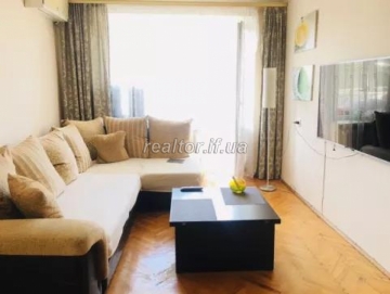 Zum Verkauf eine 3-Zimmer-Wohnung auf der Straße Slava Stetsko