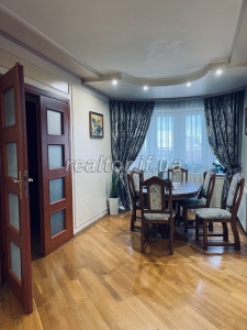 Eine 4-Zimmer-Wohnung steht im Stadtzentrum in der Voyskova-Straße zum Verkauf