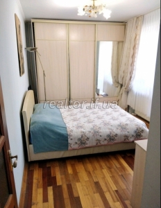 Zum Verkauf steht eine renovierte und teilmöblierte 4-Zimmer-Wohnung in der Halytska-Straße
