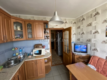 Продається чотирьохкімнатна квартира з автономним опаленням неподалік Гранд базару по вулиці Івасюка
