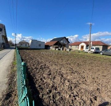 Продається ділянка з старим будинком зі всіма центральними комунікаціями