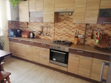 Продається двохкімнатна квартира з євроремонтом та меблями по вулиці Пасічна