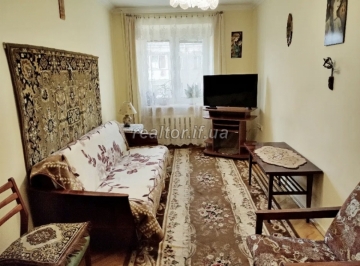 Продается двухкомнатная квартира в жилом состоянии по улице Славы Стецько