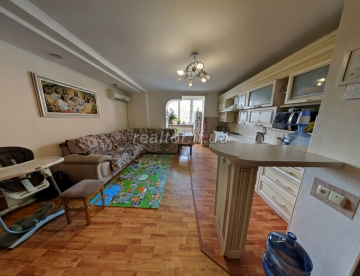 Bilaterale geräumige 3-Zimmer-Wohnung zum Verkauf in der Vovchynetska Street im zentralen Teil der Stadt