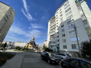 Продается квартира большей площади 1 комнатная по улице Стуса в районе торгового центра Арсен
