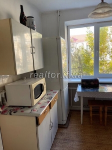 Zum Verkauf steht eine 2-Zimmer-Wohnung im mittleren Stock in der Konovalzia-Straße