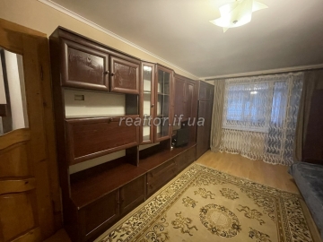 Zum Verkauf steht eine Einzimmerwohnung in der Dovzhenka-Straße, die bezugsfertig ist