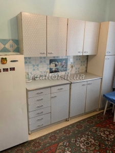 Продається простора 2 кімнатна квартира в жилому стані по вулиці Толстого