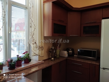 Spacious 3 bedroom apartment for sale in an Austrian house on Novgorodskaya Street