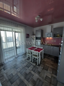 Spacious 3 bedroom apartment with renovation and furniture on Tselevycha Street for sale