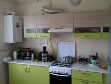 Продається простора квартира в зданому та заселеному будинку в Провулку Надії