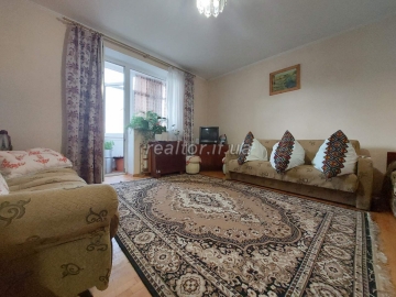 Im zentralen Teil der Stadt in der Zaliznychna-Straße steht eine geräumige Einzimmerwohnung zum Verkauf