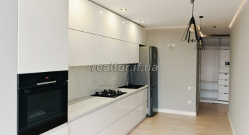 Spacious one-bedroom apartment with quality renovation in a new building on Doroshenko Street for sale