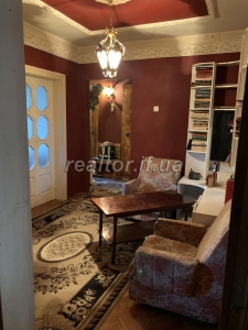 A spacious three-room apartment of improved planning on Molodizhna Street is for sale