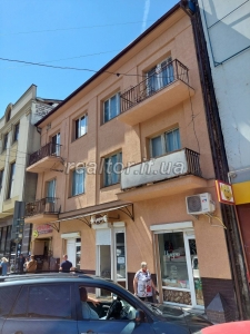 Продається простора трьохкімнатна квартира в центрі міста по вулиці Дністровська