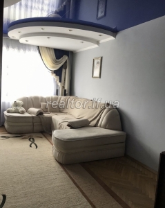 A spacious three-room apartment for sale with renovation on Khotkevycha Street near Zorepad