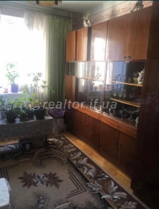 Three-room apartment on Molodizhna Street for sale