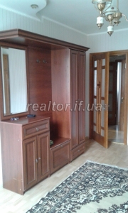 Продається трьох кімнатна квартира в районі центру