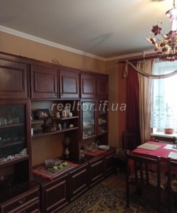 Продается трехкомнатная квартира в районе центра по улице Коновальца