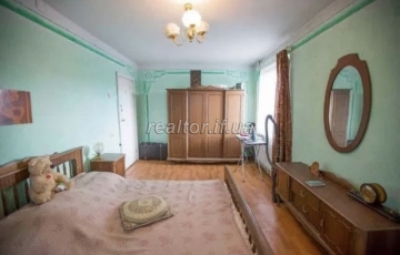 A three-room apartment for sale in a residential condition with autonomous heating on Snizhnaya Street near the center