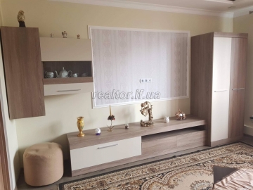 Продається трьохкімнатна квартира з ремонтом по вулиці Угорницька